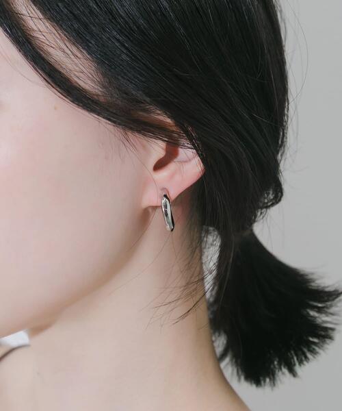 SMELLY(スメリー)の「メタルカーブフープイヤリング(イヤリング・レディース・ゴールド/シルバー・-)」の12枚目の写真