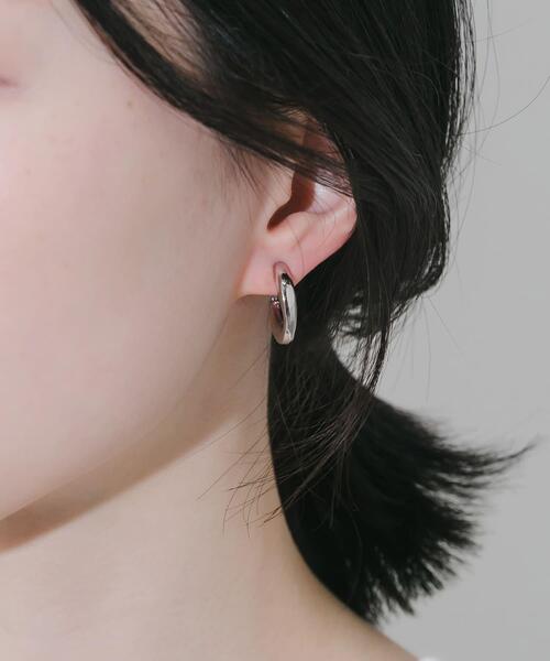 SMELLY(スメリー)の「メタルカーブフープイヤリング(イヤリング・レディース・ゴールド/シルバー・-)」の13枚目の写真