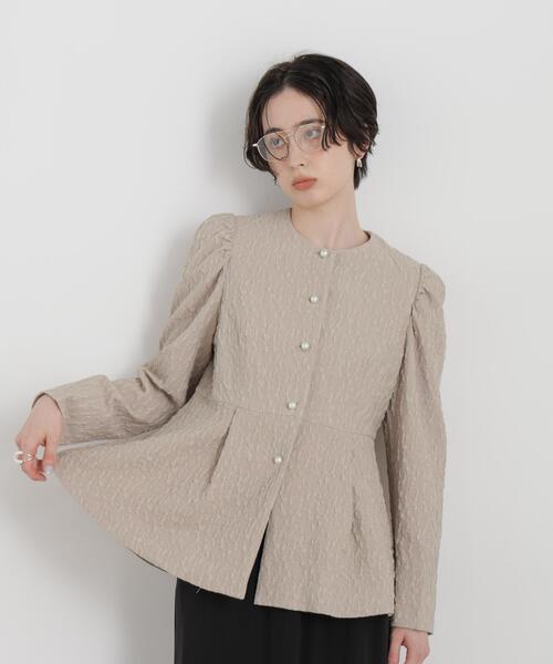 troisiemeCHACO(トロワズィエムチャコ)の「troisieme chaco/別注 PUFFY JACQUARD ジャケット(ノーカラージャケット・レディース・ベージュ/ネイビー・38)」の3枚目の写真