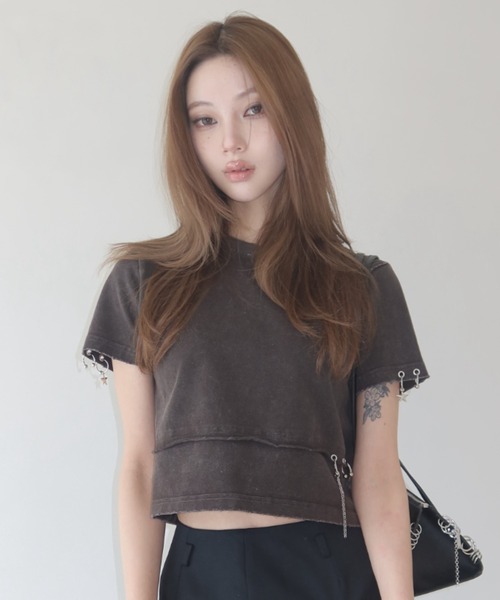 JOSE MOON（ジョゼムーン）の「LOGO CHARM T SHIRTS/ロゴチャームTシャツ（Tシャツ/カットソー・レディース・チャコールグレー/サックスブルー/ブラウン/ホワイト・FREE）」の3枚目の写真