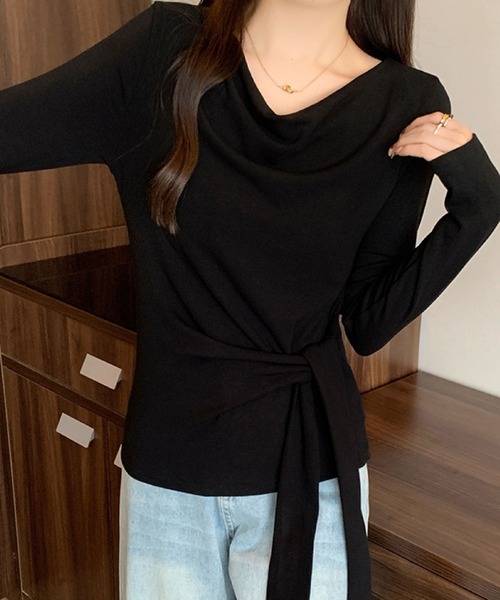 2ly2(トゥーリートゥー)の「ドレープネック リボンデザイン 長袖トップス / フェミニン ドレープカットソー(Tシャツ/カットソー・レディース・ボルドー/ホワイト/ブラック・FREE)」の1枚目の写真