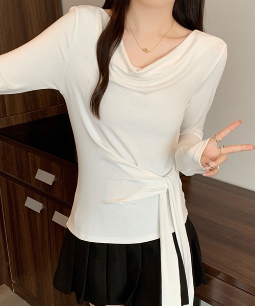 2ly2(トゥーリートゥー)の「ドレープネック リボンデザイン 長袖トップス / フェミニン ドレープカットソー(Tシャツ/カットソー・レディース・ボルドー/ホワイト/ブラック・FREE)」の4枚目の写真