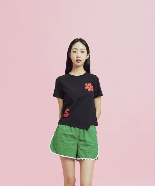 OWURA（オウラ）の「ロゴアプリケーションショートスリーブTシャツ_ブラック（Tシャツ/カットソー・レディース・その他・FREE）」の7枚目の写真