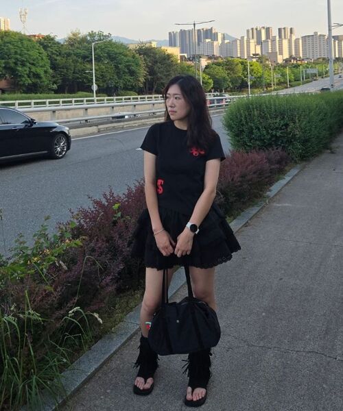 OWURA（オウラ）の「ロゴアプリケーションショートスリーブTシャツ_ブラック（Tシャツ/カットソー・レディース・その他・FREE）」の4枚目の写真