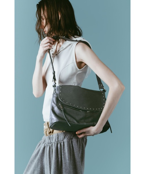 Knuth Marf(クヌースマーフ)の「studded shoulder bag(ショルダーバッグ・レディース・ブルー/ブラック・ONE SIZE)」の2枚目の写真