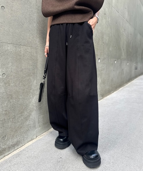 Ameri(アメリ)の「2WAY HEM BUTTON BARREL PANTS(スウェットパンツ・レディース・グレー/ブラウン/ブラック・MEDIUM/SMALL/X-SMALL)」の2枚目の写真