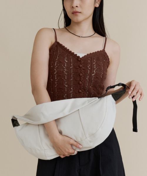 DFFUR.(ディフル)の「ワイドショルダーボディバッグ【ユニセックス】(ボディバッグ/ウエストポーチ・レディース・アイボリー/ブラック・FREE)」の6枚目の写真