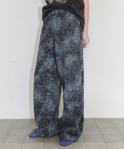 EN OR（エンオール）の「[CORE] FLOWER PRINT STRAIGHT DENIM PANTS - DARK GREY（デニムパンツ・レディース・その他・SMALL/MEDIUM）」の2枚目の写真