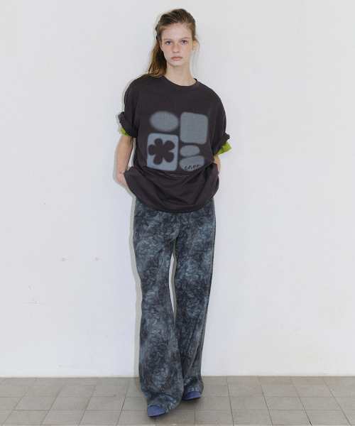 EN OR（エンオール）の「[CORE] FLOWER PRINT STRAIGHT DENIM PANTS - DARK GREY（デニムパンツ・レディース・その他・SMALL/MEDIUM）」の3枚目の写真