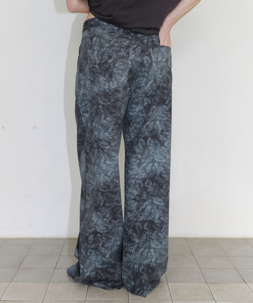EN OR（エンオール）の「[CORE] FLOWER PRINT STRAIGHT DENIM PANTS - DARK GREY（デニムパンツ・レディース・その他・SMALL/MEDIUM）」の4枚目の写真