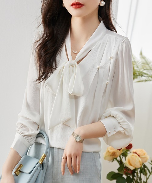 AMAJI(アマジ)の「ビジュー付き ボウタイブラウス(シャツ/ブラウス・レディース・ホワイト・X-LARGE/LARGE/MEDIUM/SMALL)」の2枚目の写真
