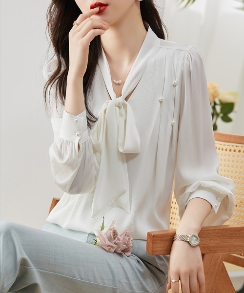 AMAJI(アマジ)の「ビジュー付き ボウタイブラウス(シャツ/ブラウス・レディース・ホワイト・X-LARGE/LARGE/MEDIUM/SMALL)」の3枚目の写真