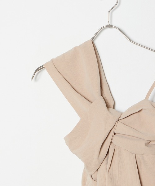 Chick(チック)の「Asymmetric design bustier / アシンメトリーデザインビスチェ(シャツ/ブラウス・レディース・ベージュ・FREE)」の2枚目の写真
