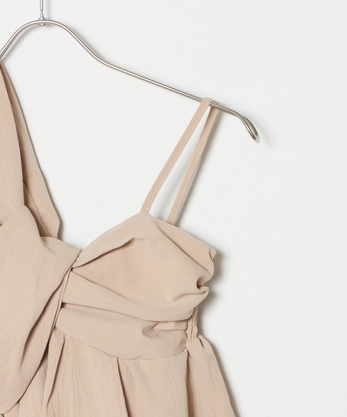 Chick(チック)の「Asymmetric design bustier / アシンメトリーデザインビスチェ(シャツ/ブラウス・レディース・ベージュ・FREE)」の3枚目の写真