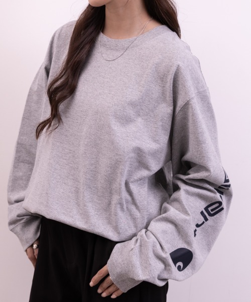 Carhartt（カーハート）の「Carhartt(カーハート)/袖ロゴ ロンT USA規格 ルーズフィット ヘビーウェイト 6.75Oz ビッグサイズ オーバーサイズ コットン K231/ LOOSE FIT HEAVYWEIGHT LONG-SLEEVE LOGO SLEEVE GRAPHIC T-SHIRT（Tシャツ/カットソー・レディース・グレー/ダークグレー/ブラック・XXL/XL/M/L）」の2枚目の写真
