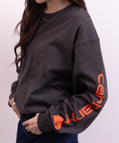 Carhartt（カーハート）の「Carhartt(カーハート)/袖ロゴ ロンT USA規格 ルーズフィット ヘビーウェイト 6.75Oz ビッグサイズ オーバーサイズ コットン K231/ LOOSE FIT HEAVYWEIGHT LONG-SLEEVE LOGO SLEEVE GRAPHIC T-SHIRT（Tシャツ/カットソー・レディース・グレー/ダークグレー/ブラック・XXL/XL/M/L）」の3枚目の写真