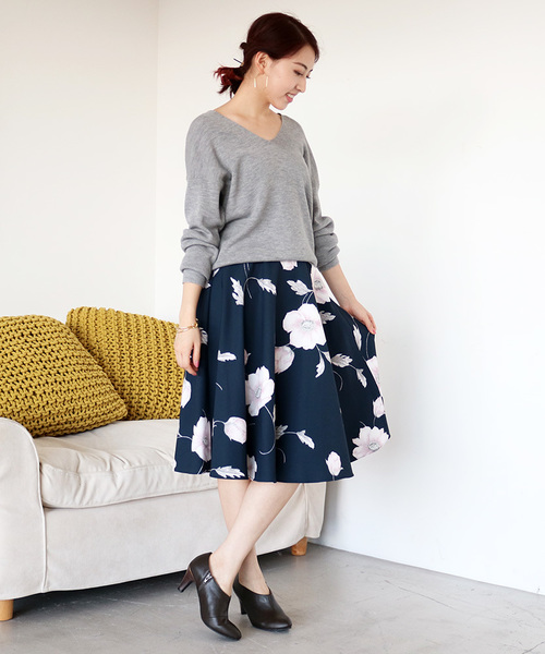 N.(N. Natural Beauty Basic)(エヌエヌナチュラルビューティーベーシック)の「ビックフラワーフレアミモレスカート(スカート・レディース・ベージュ/ネイビー・MEDIUM)」の2枚目の写真