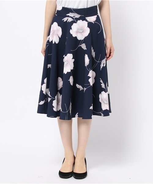 N.(N. Natural Beauty Basic)(エヌエヌナチュラルビューティーベーシック)の「ビックフラワーフレアミモレスカート(スカート・レディース・ベージュ/ネイビー・MEDIUM)」の5枚目の写真