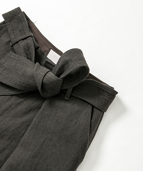 WORK NOT WORK URBAN RESEARCH（ワークノットワークアーバンリサーチ）の「WORK NOT WORK　ウエストリボンタックワイドパンツ（その他パンツ・レディース・チャコールグレー/マスタード・MEDIUM/SMALL）」の10枚目の写真