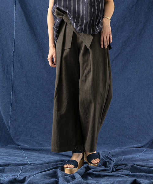 WORK NOT WORK URBAN RESEARCH（ワークノットワークアーバンリサーチ）の「WORK NOT WORK　ウエストリボンタックワイドパンツ（その他パンツ・レディース・チャコールグレー/マスタード・MEDIUM/SMALL）」の16枚目の写真