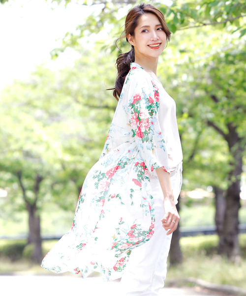 Primazel(プリマゼル)の「七分袖シースルーシフォン総柄&花柄UVケアロングガウンカーディガン(カーディガン/ボレロ・レディース・ホワイト/ネイビー/レッド/イエロー/ブラック系その他/ブラック系その他2/ブラック系その他3/ブルー系その他/ブラック系その他4/ブラック系その他5/チェック/ホワイト系その他/グレイッシュブルー/ホワイト系その他2・M/L)」の4枚目の写真