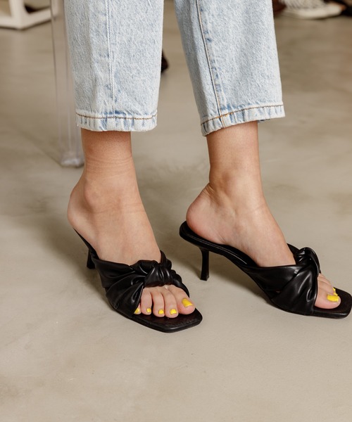 SHAGGIE(シャギー)の「ツイストミッドヒールサンダル(サンダル・レディース・ブラック/ブラウン・S/M/L)」の8枚目の写真