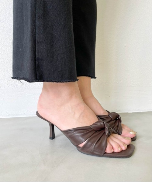 SHAGGIE(シャギー)の「ツイストミッドヒールサンダル(サンダル・レディース・ブラック/ブラウン・S/M/L)」の18枚目の写真