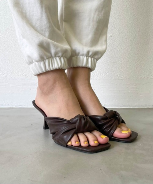 SHAGGIE(シャギー)の「ツイストミッドヒールサンダル(サンダル・レディース・ブラック/ブラウン・S/M/L)」の22枚目の写真