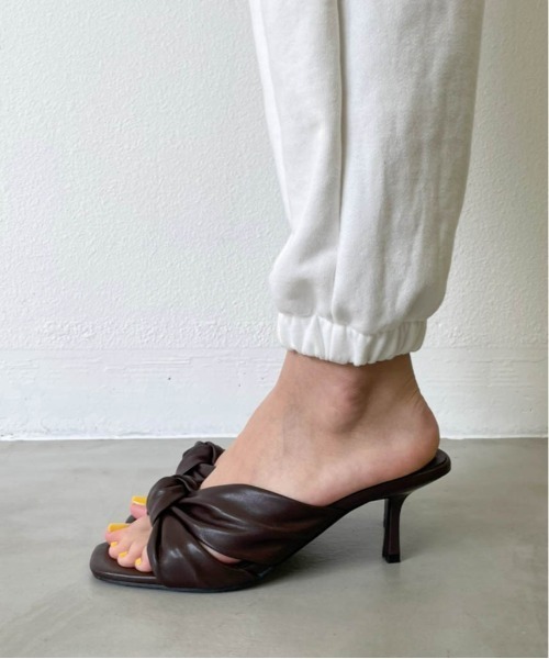 SHAGGIE(シャギー)の「ツイストミッドヒールサンダル(サンダル・レディース・ブラック/ブラウン・S/M/L)」の19枚目の写真