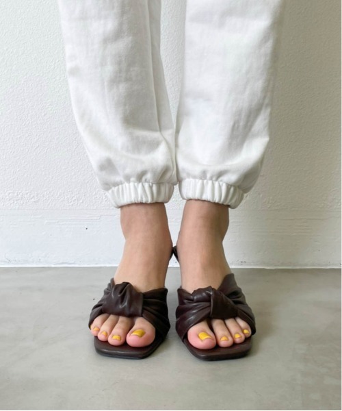 SHAGGIE(シャギー)の「ツイストミッドヒールサンダル(サンダル・レディース・ブラック/ブラウン・S/M/L)」の20枚目の写真