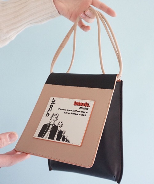 intoxic.（イントキシック）の「intoxic イントキシック EXTRA POCKET（ショルダーバッグ・レディース・オレンジ/ベージュ・FREE）」の2枚目の写真