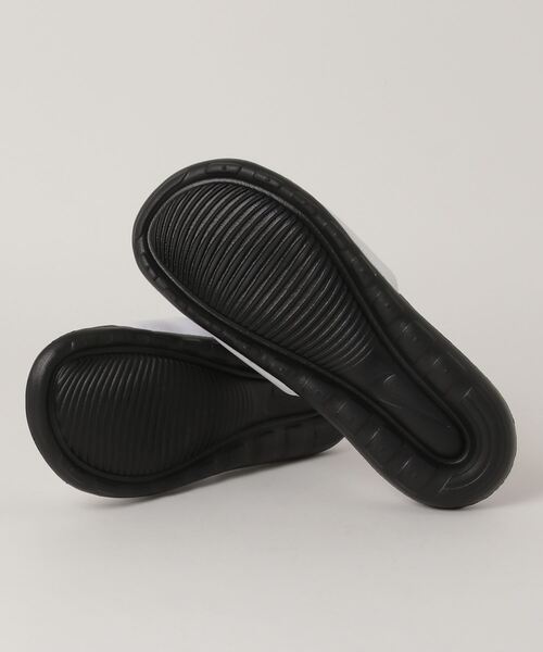 NIKE(ナイキ)の「NIKE/ナイキ ヴィクトリー ワンスライド スポーツ シャワー サンダル CN9675-005(サンダル・メンズ・ブラック×ホワイト/ブラック×ブラック・29.0cm/27.0cm/28.0cm/26.0cm/24.0cm/25.0cm)」の4枚目の写真