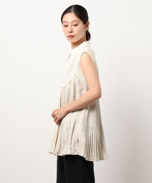 INTERPLANET（インタープラネット）の「【ｄｏｌｌ　ｕｐ　ｏｏｐｓ】ケーブルニットドッキングプリーツノースリブラウス（シャツ/ブラウス・レディース・ホワイト/ブラック/ライトベージュ・FREE）」の4枚目の写真