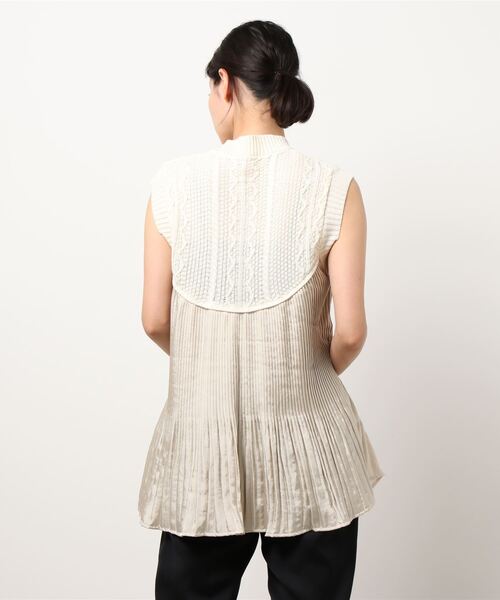 INTERPLANET（インタープラネット）の「【ｄｏｌｌ　ｕｐ　ｏｏｐｓ】ケーブルニットドッキングプリーツノースリブラウス（シャツ/ブラウス・レディース・ホワイト/ブラック/ライトベージュ・FREE）」の5枚目の写真