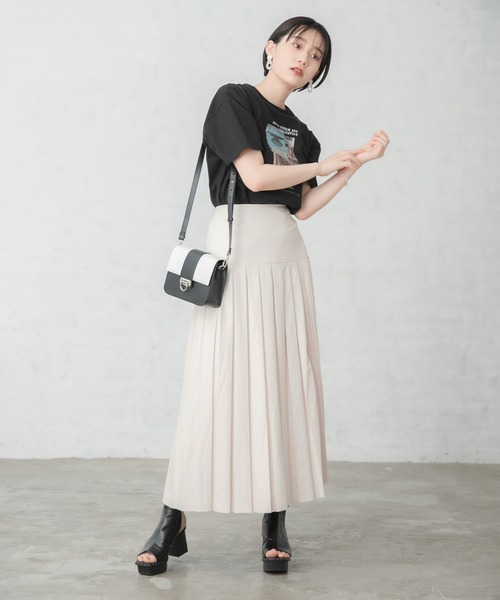 PAGEBOY（ページボーイ）の「フェイクレザープリーツスカート（スカート・レディース・ブラック/アイボリー・FREE）」の3枚目の写真