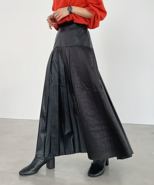 PAGEBOY（ページボーイ）の「フェイクレザープリーツスカート（スカート・レディース・ブラック/アイボリー・FREE）」の4枚目の写真