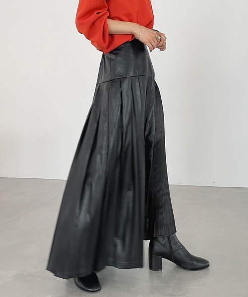 PAGEBOY（ページボーイ）の「フェイクレザープリーツスカート（スカート・レディース・ブラック/アイボリー・FREE）」の5枚目の写真