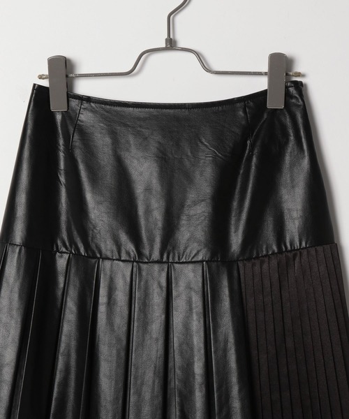 PAGEBOY（ページボーイ）の「フェイクレザープリーツスカート（スカート・レディース・ブラック/アイボリー・FREE）」の12枚目の写真