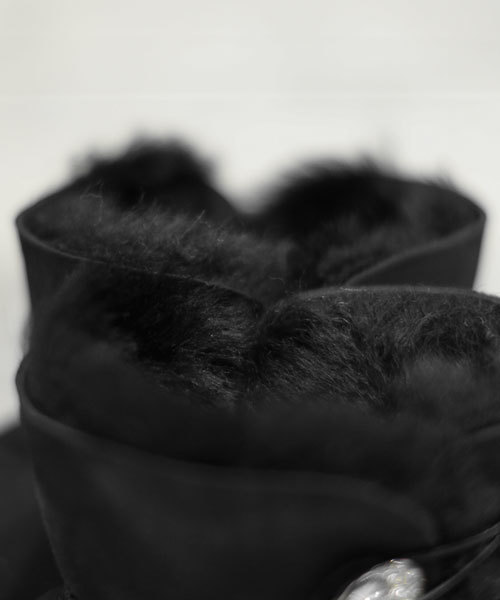 UGG(アグ)の「UGG/ W Mini Bailey Button Bling(ブーツ・レディース・ブラック/グレー・8/7/6)」の18枚目の写真