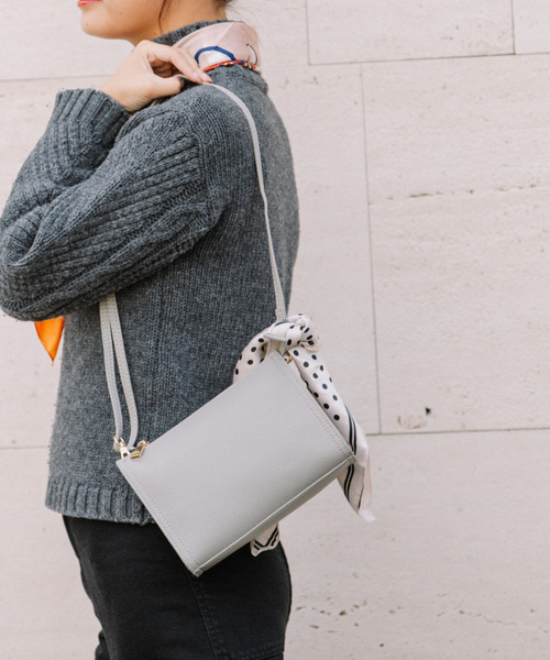 cache cache（カシュ カシュ）の「カシュカシュ cachecache / WEB限定スカーフ付ボックスショルダー（ショルダーバッグ・レディース・ブラック/グレー/レッド/ピンク/グリーン/マスタード/ダークベージュ・FREE）」の3枚目の写真