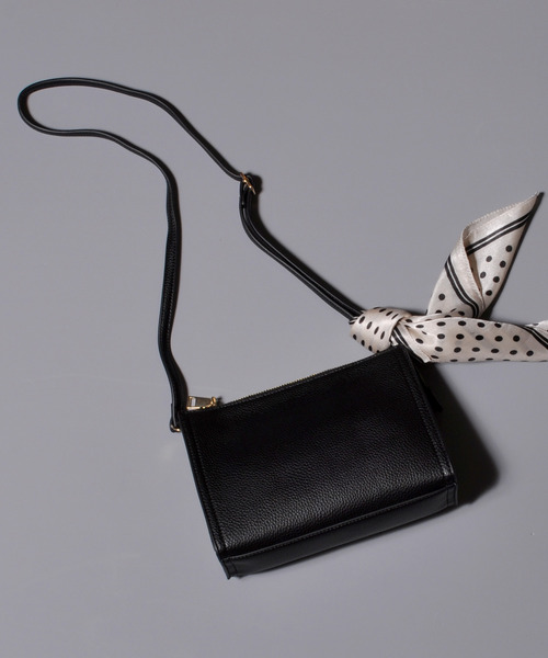 cache cache（カシュ カシュ）の「カシュカシュ cachecache / WEB限定スカーフ付ボックスショルダー（ショルダーバッグ・レディース・ブラック/グレー/レッド/ピンク/グリーン/マスタード/ダークベージュ・FREE）」の2枚目の写真