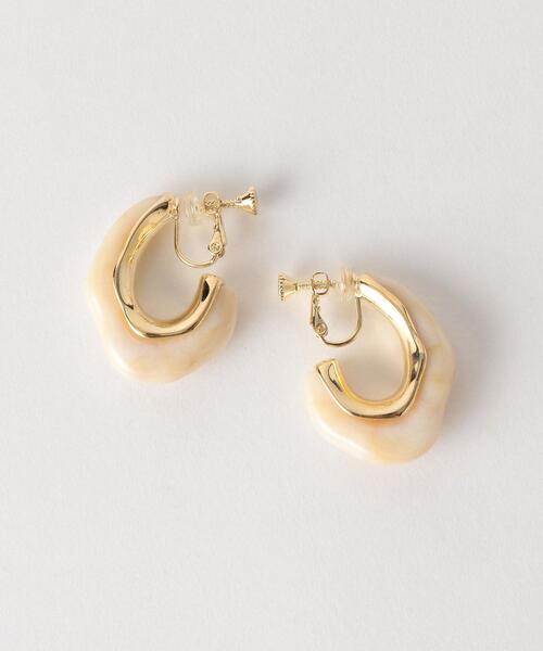 green label relaxing(グリーンレーベルリラクシング)の「マーブル メタル フープ イヤリング(イヤリング・レディース・ライトグレー/ベージュ/その他1・FREE)」の2枚目の写真