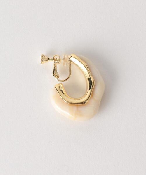 green label relaxing(グリーンレーベルリラクシング)の「マーブル メタル フープ イヤリング(イヤリング・レディース・ライトグレー/ベージュ/その他1・FREE)」の5枚目の写真