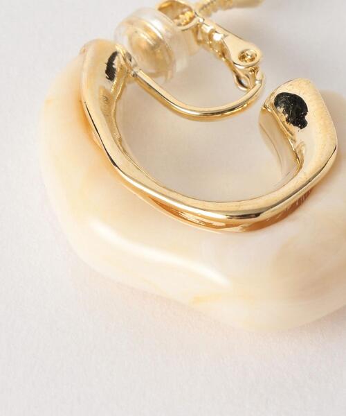 green label relaxing(グリーンレーベルリラクシング)の「マーブル メタル フープ イヤリング(イヤリング・レディース・ライトグレー/ベージュ/その他1・FREE)」の7枚目の写真