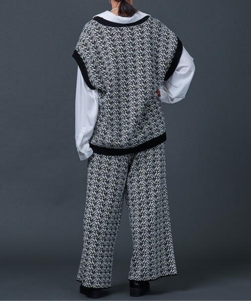 Ellno Loset（エルノロゼット）の「ジオメ柄ニットベスト（セットアップ対応）（ベスト・メンズ・ブラック/ダークグリーン・MEDIUM/LARGE）」の4枚目の写真