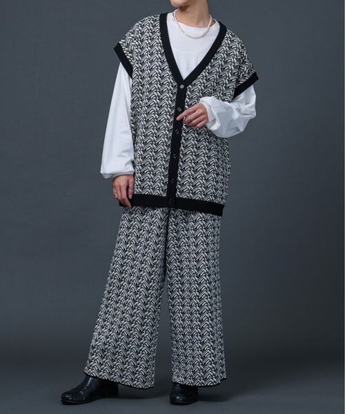 Ellno Loset（エルノロゼット）の「ジオメ柄ニットベスト（セットアップ対応）（ベスト・メンズ・ブラック/ダークグリーン・MEDIUM/LARGE）」の5枚目の写真