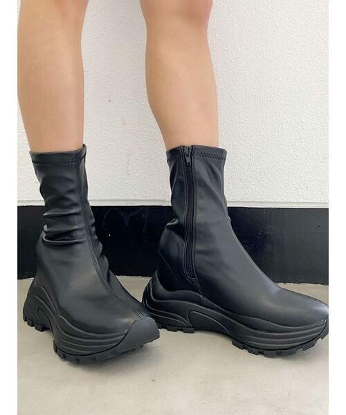 GYDA(ジェイダ)の「フェイクレザースニーカーソールショートブーツ(ブーツ・レディース・ブラック・MEDIUM/LARGE/SMALL)」の3枚目の写真