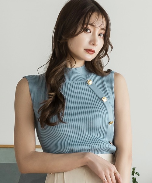 Julia Boutique(ジュリアブティック)の「ゴールドボタン付きノースリーブニットトップス/22111(ニット/セーター・レディース・ブラック/モカ/ブルー/ベージュ/アイボリー・ONE)」の5枚目の写真