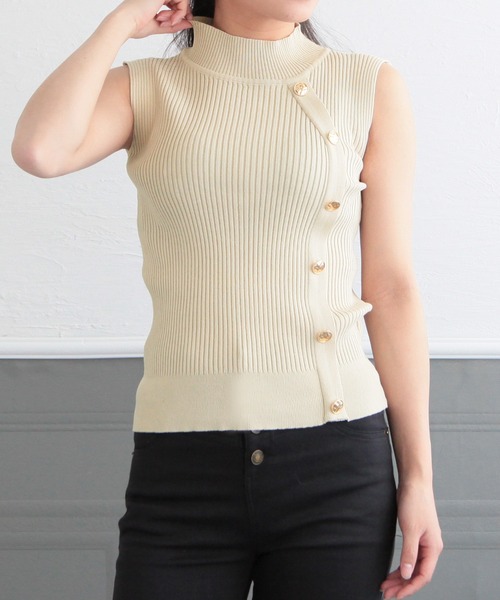 Julia Boutique(ジュリアブティック)の「ゴールドボタン付きノースリーブニットトップス/22111(ニット/セーター・レディース・ブラック/モカ/ブルー/ベージュ/アイボリー・ONE)」の2枚目の写真