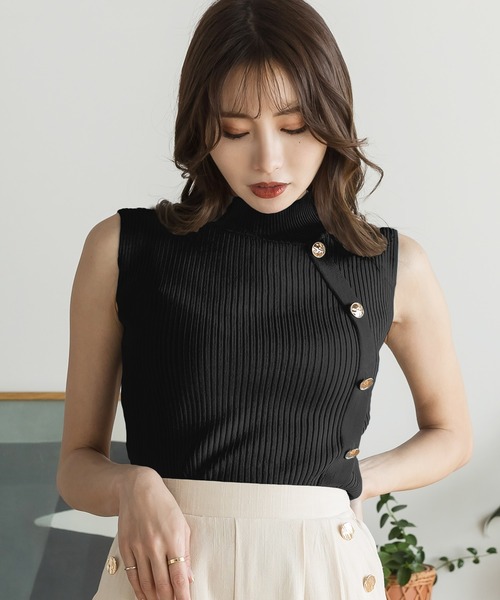Julia Boutique(ジュリアブティック)の「ゴールドボタン付きノースリーブニットトップス/22111(ニット/セーター・レディース・ブラック/モカ/ブルー/ベージュ/アイボリー・ONE)」の3枚目の写真